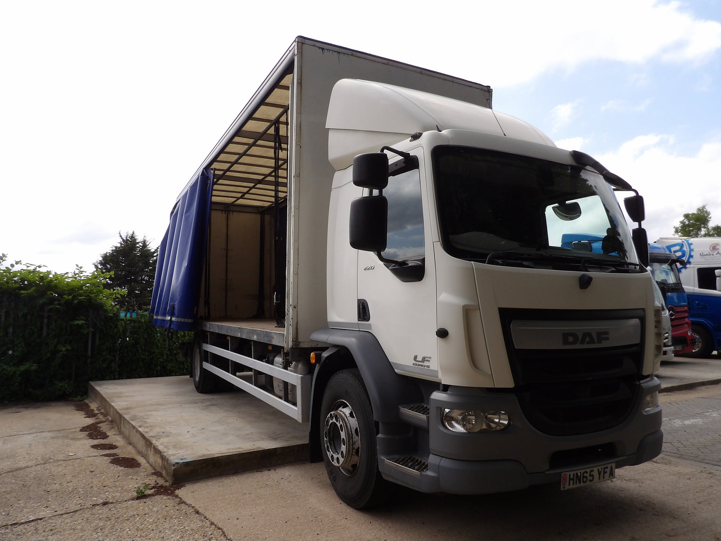 DAF LF 220 Curtain Side Sleeper Cab Rigid Truck – 2015