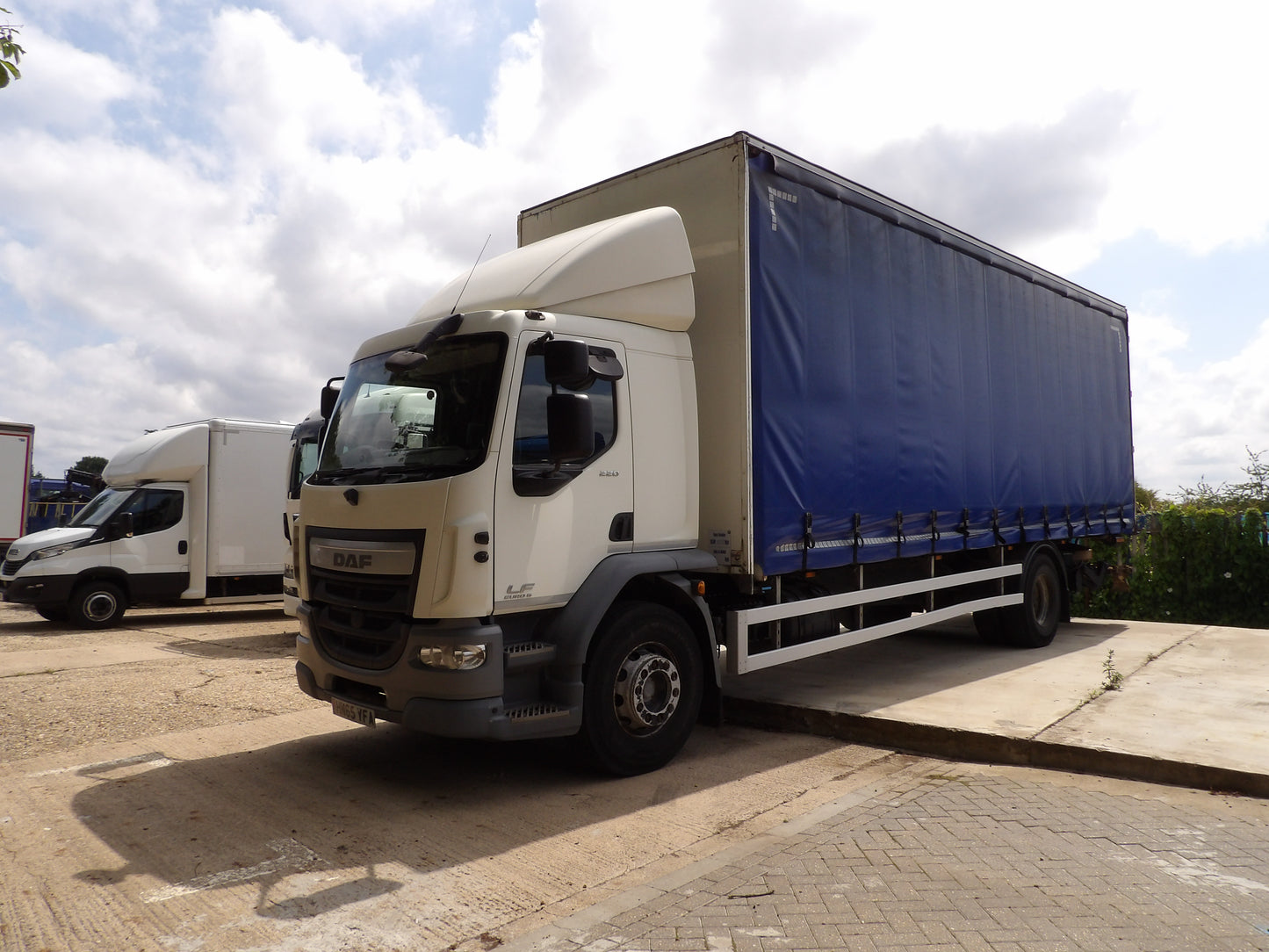 DAF LF 220 Curtain Side Sleeper Cab Rigid Truck – 2015