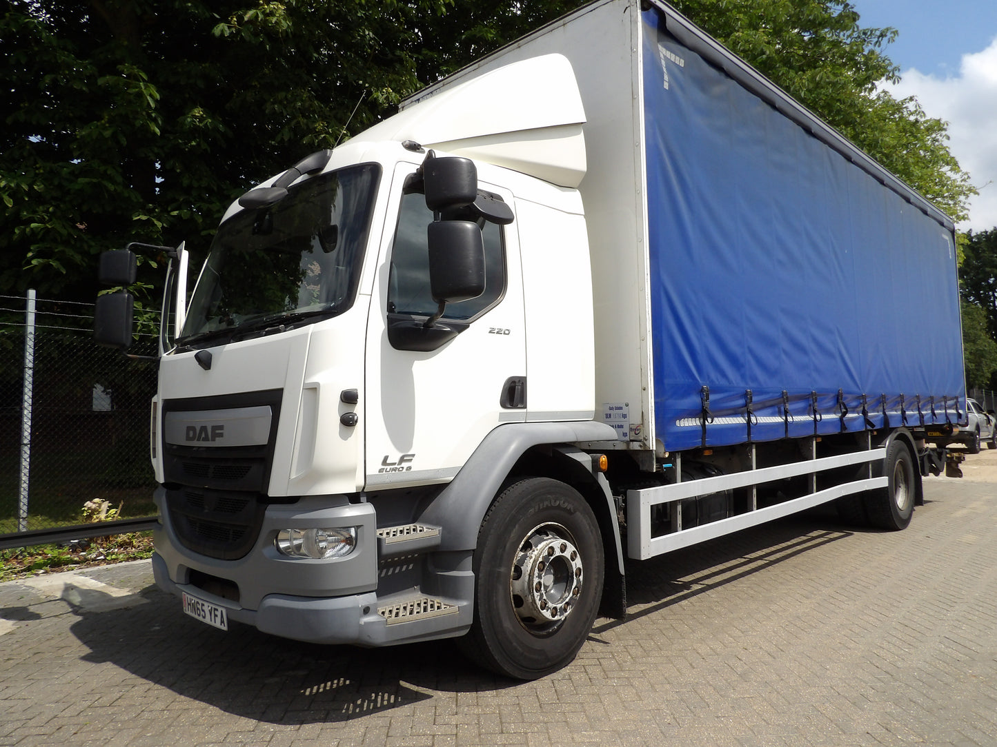 DAF LF 220 Curtain Side Sleeper Cab Rigid Truck – 2015