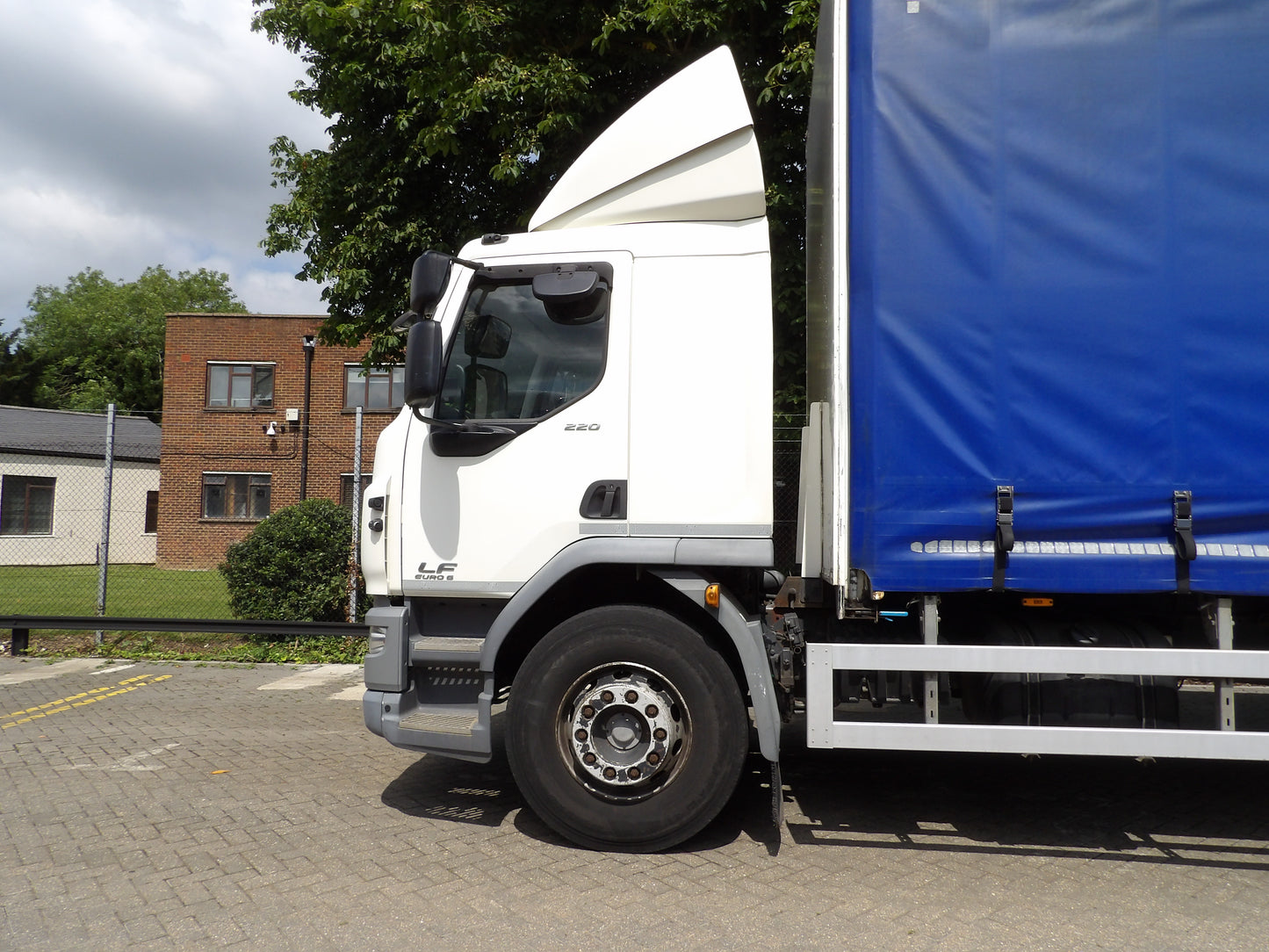 DAF LF 220 Curtain Side Sleeper Cab Rigid Truck – 2015