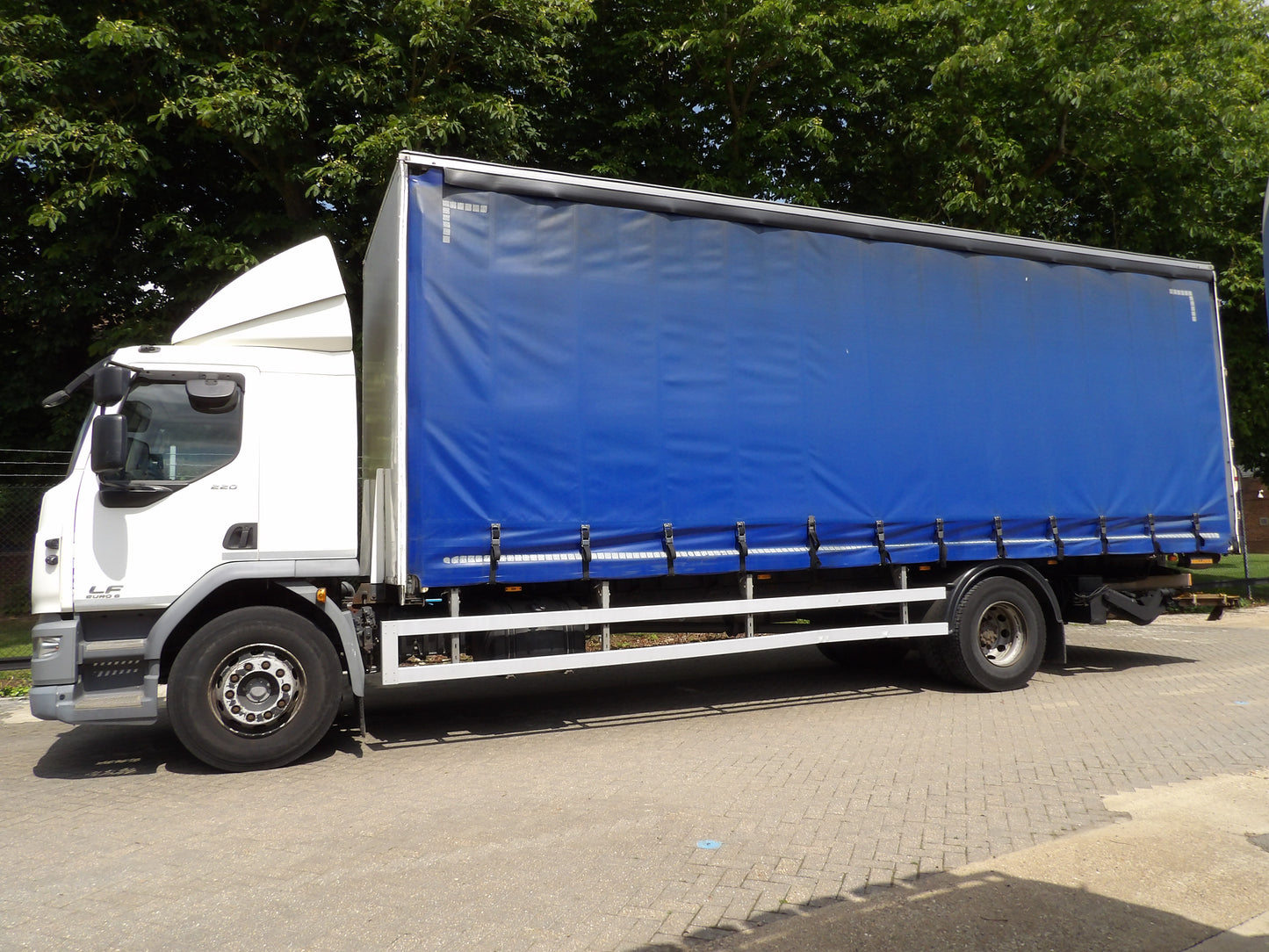 DAF LF 220 Curtain Side Sleeper Cab Rigid Truck – 2015