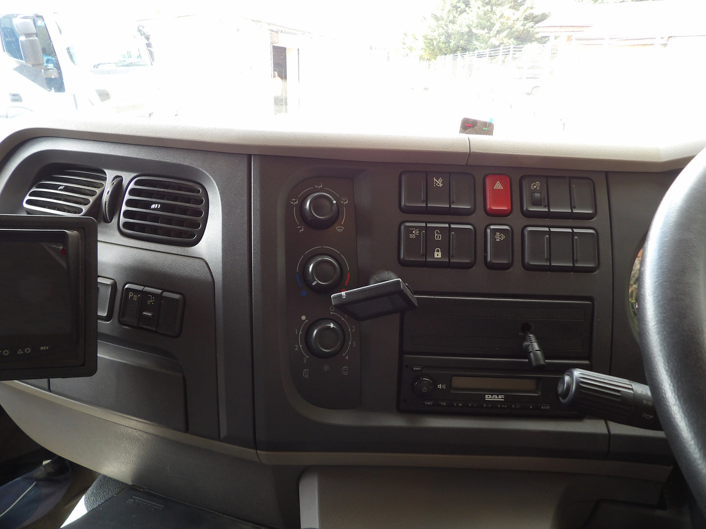 DAF LF 220 Curtain Side Sleeper Cab Rigid Truck – 2015