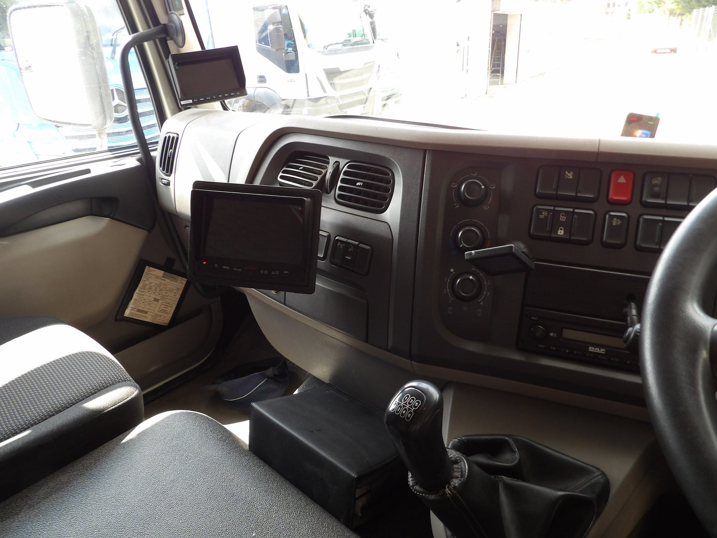DAF LF 220 Curtain Side Sleeper Cab Rigid Truck – 2015