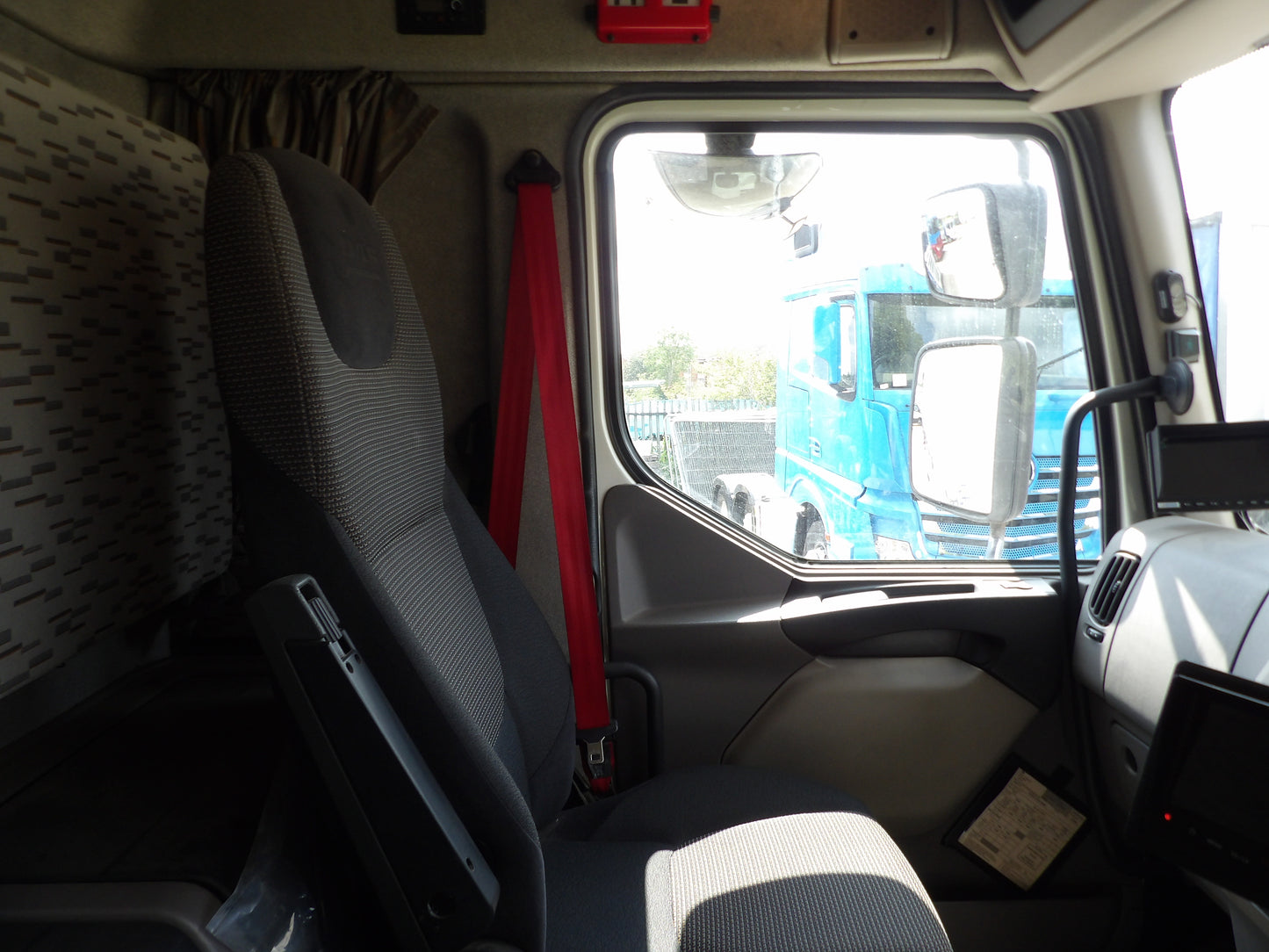 DAF LF 220 Curtain Side Sleeper Cab Rigid Truck – 2015