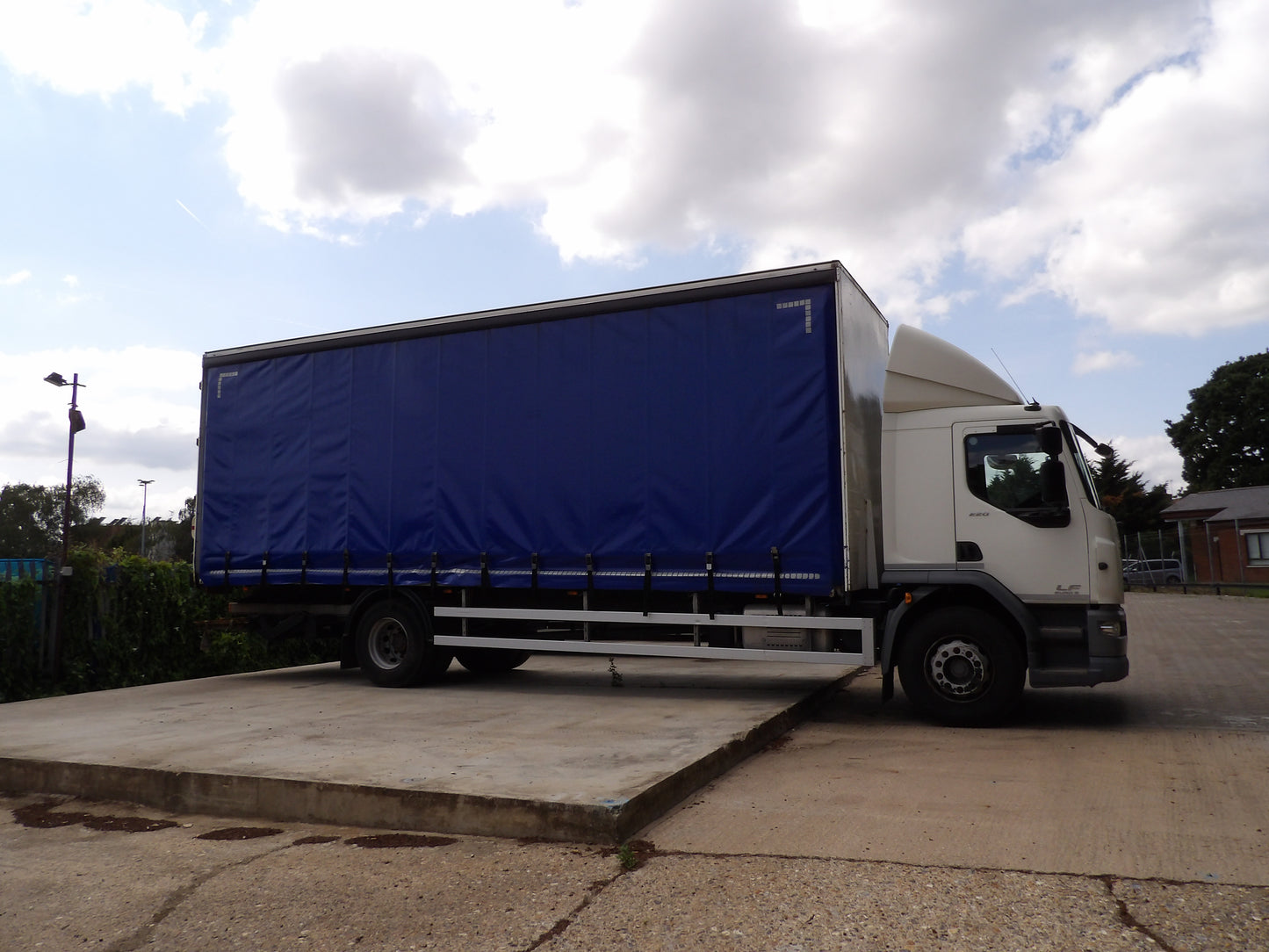 DAF LF 220 Curtain Side Sleeper Cab Rigid Truck – 2015