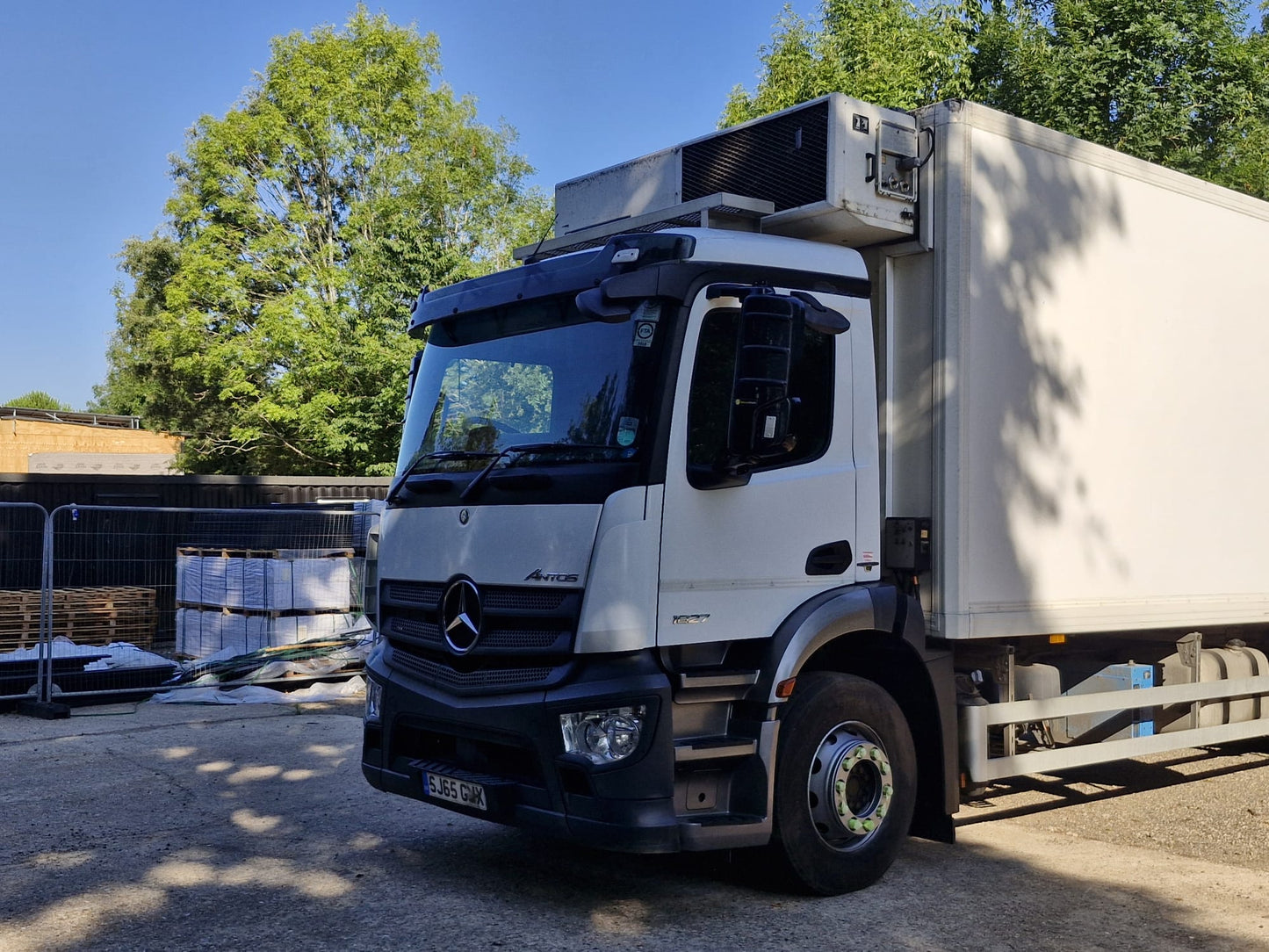 Mercedes-Benz Antos 1827 BLUETEC Temperature Controlled Rigid Truck – 2015