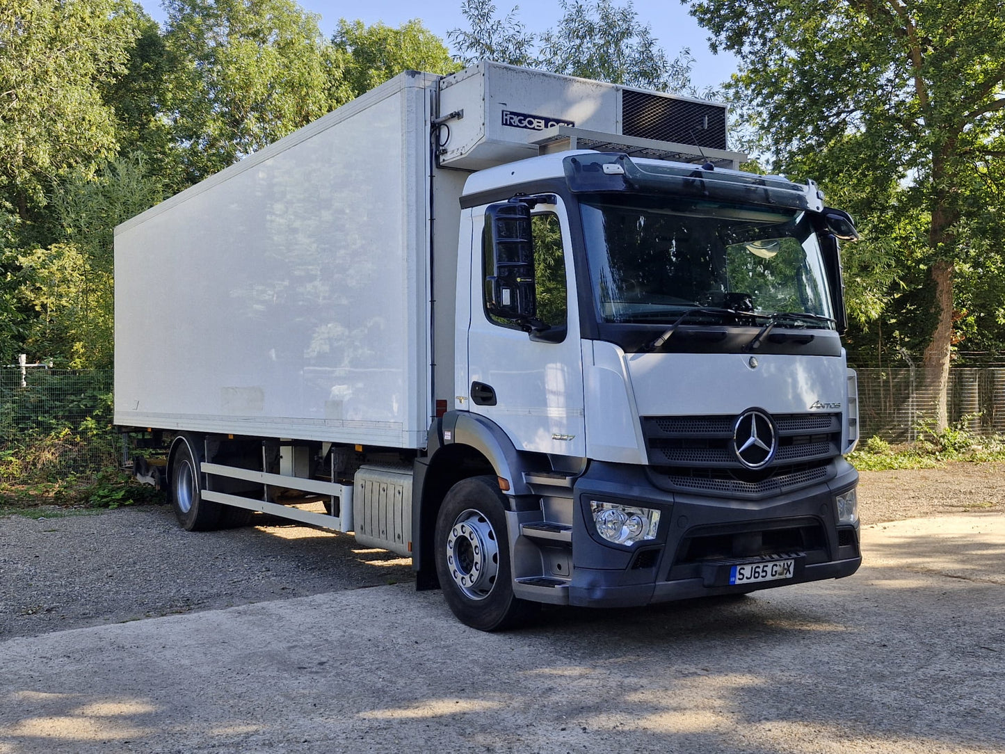 Mercedes-Benz Antos 1827 BLUETEC Temperature Controlled Rigid Truck – 2015