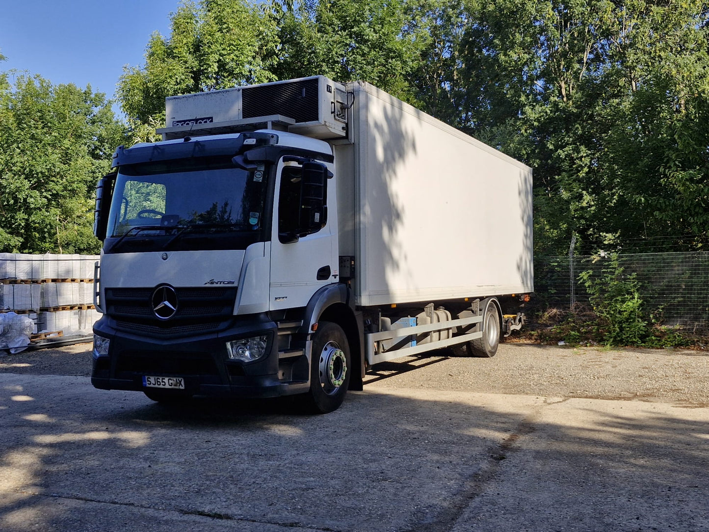 Mercedes-Benz Antos 1827 BLUETEC Temperature Controlled Rigid Truck – 2015