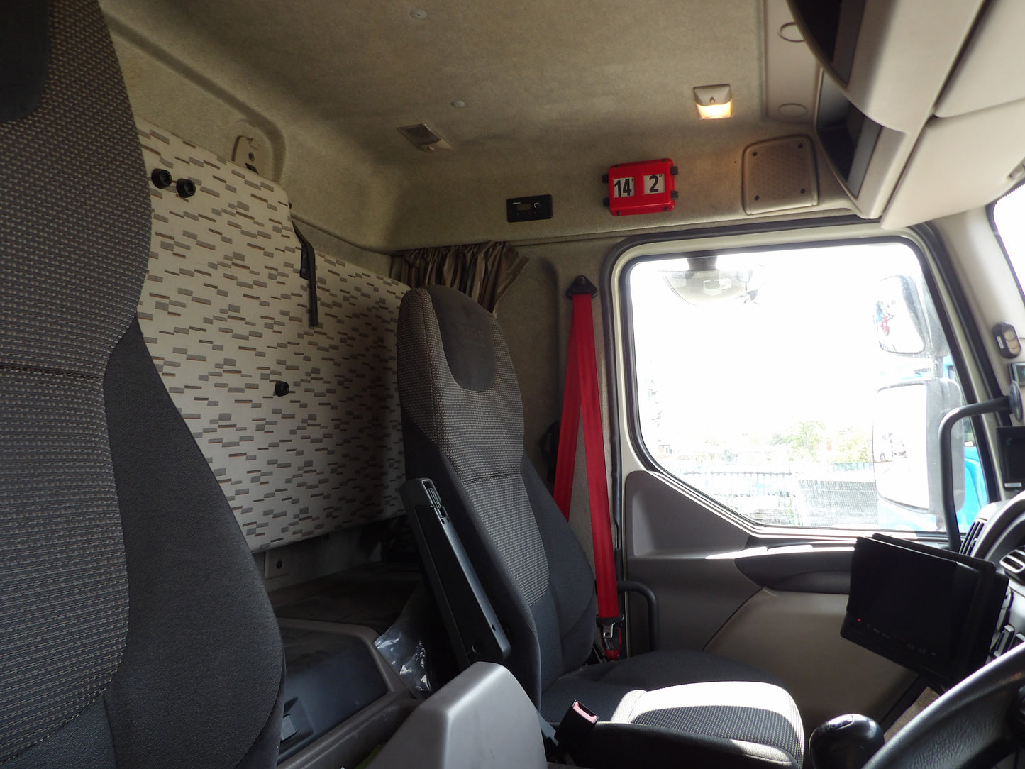 DAF LF 220 Curtain Side Sleeper Cab Rigid Truck – 2015