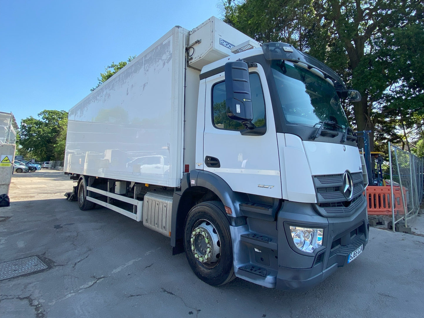 Mercedes-Benz Antos 1827 BLUETEC Temperature Controlled Rigid Truck – 2015