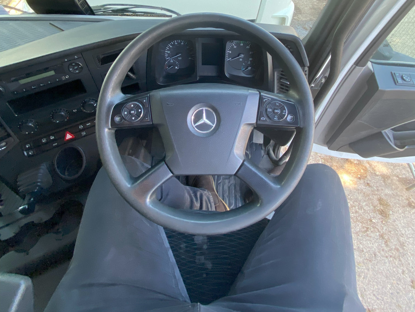 Mercedes-Benz Antos 1827 BLUETEC Temperature Controlled Rigid Truck – 2015