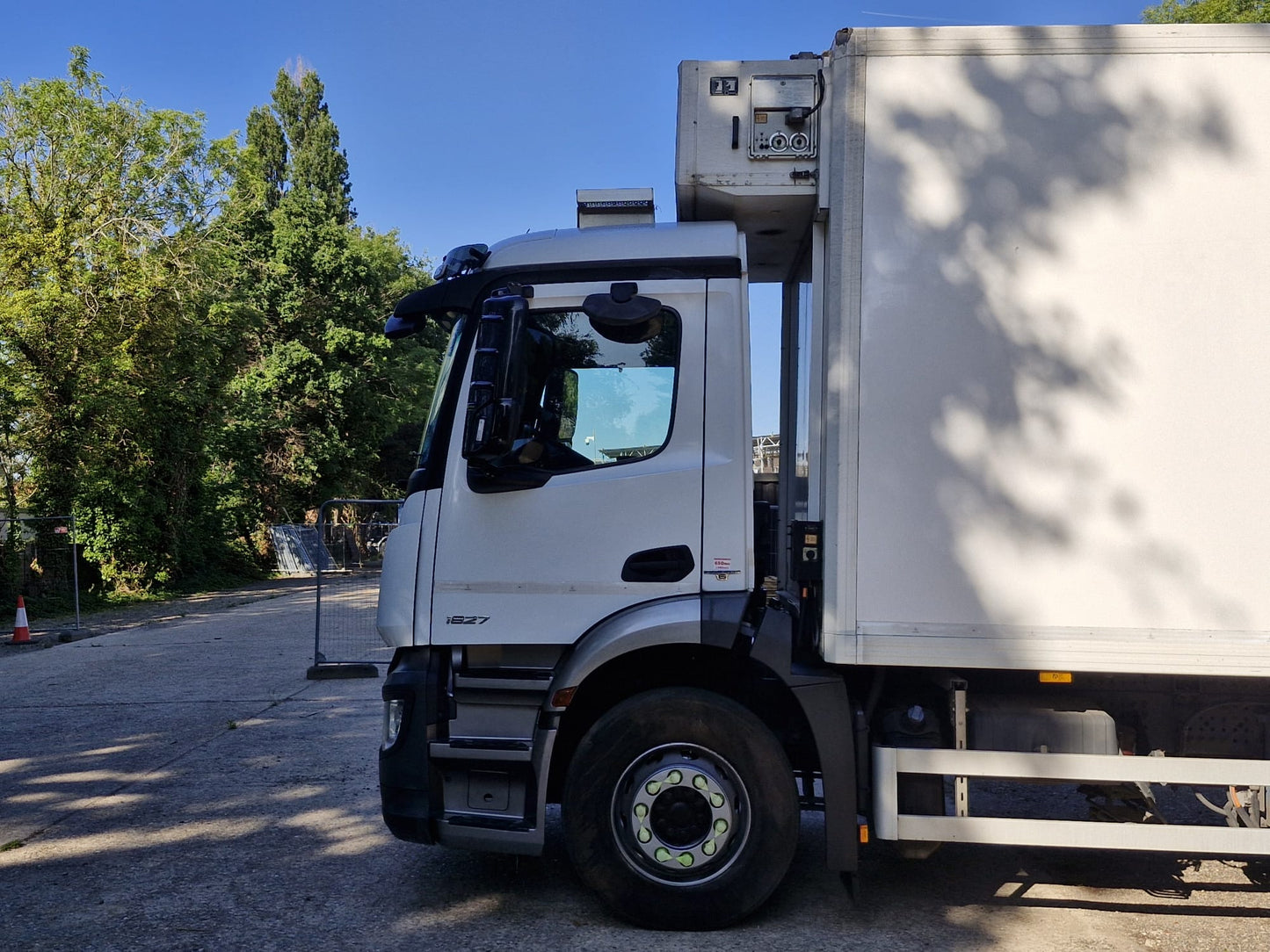 Mercedes-Benz Antos 1827 BLUETEC Temperature Controlled Rigid Truck – 2015