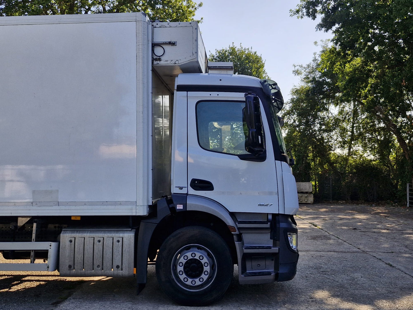 Mercedes-Benz Antos 1827 BLUETEC Temperature Controlled Rigid Truck – 2015