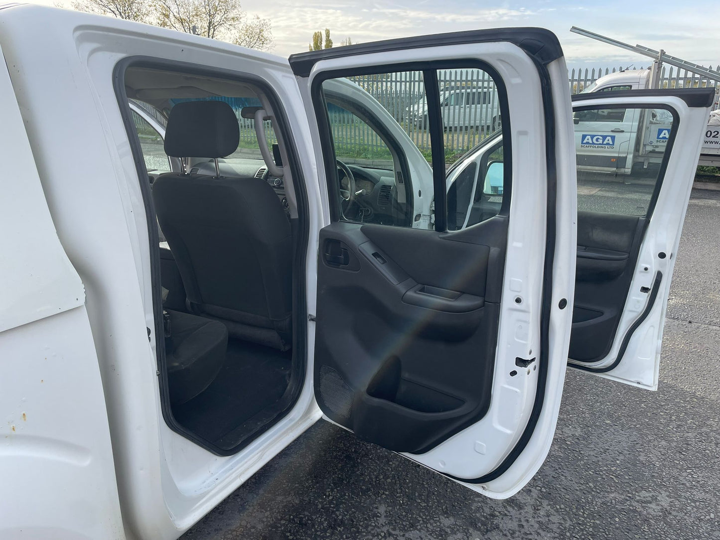 Nissan Navara 2.5 dCi Visia 4WD Double Cab Pickup – 2015